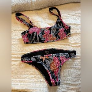 Roxy Bikini Bathing suit, Womens bottom size Medium, Top Size Large